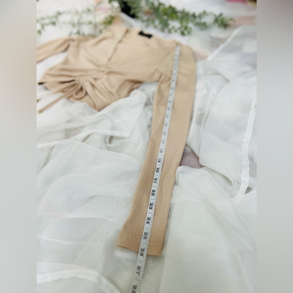 MINKPINK Cream Tan Ribbed Ruched Long Sleeved V Neck Cropped Top Size Small - Picture 7 of 10